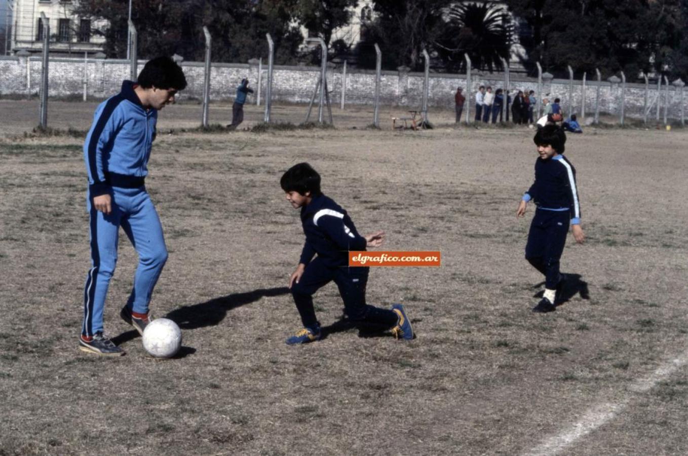 Imagen Diego prepara el caño a Lalo (FOTO ANTONIO LEGARRETA-1979)