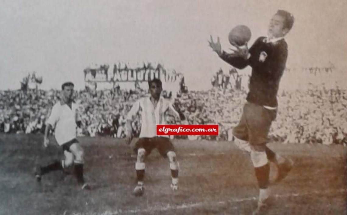 Imagen ARGENTINA 4 – BRASIL 1. Centro interceptado por Tuffy, mientras Garasini se coloca a la expectativa.