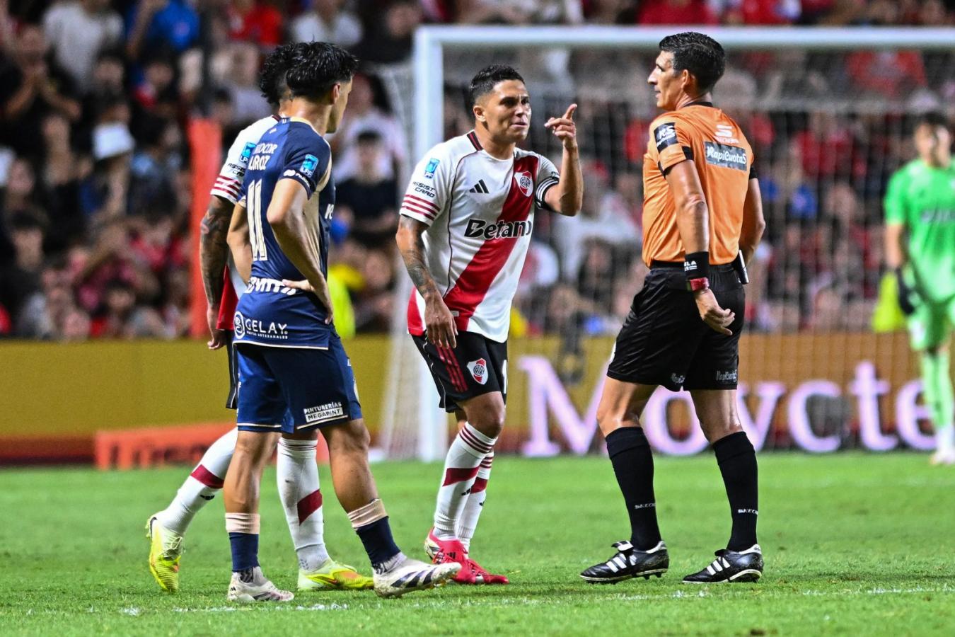 Imagen En River consideran que el arbitraje de Merlos fue muy malo. Foto: AFP.