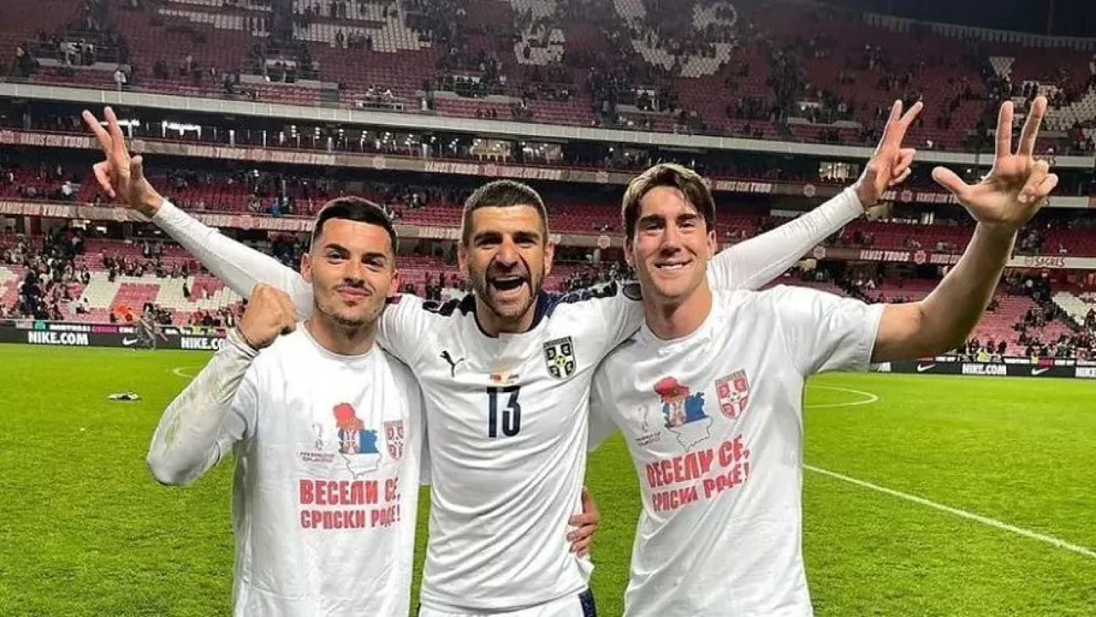 Imagen El gesto de Vlahovic que motivó la pancarta amenazante de los ultras de PSG.