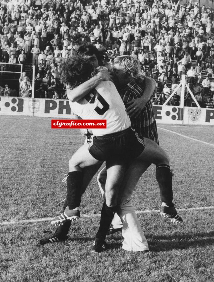 Imagen Saccardi y Vidal abrazados por un sueño verde. Saccardi y Vidal amurados en Sáenz y Roca, esquina de La Blanqueada, popular pizzería. Saccardi y Vidal nadando en el dudoso petróleo del Riachuelo para juntar las pelotas de fútbol pateadas por el destino a ese eterno "augol" fluvial, para que al Club Crisol de Villa Soldati nunca le faltara una número cinco de cuero.