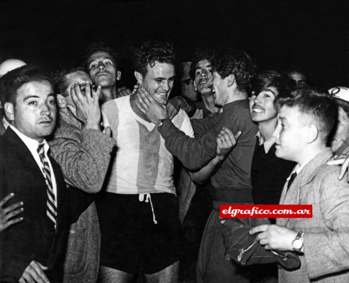 Imagen Federico Vairo en plena celebración del Sudamericano de 1955.