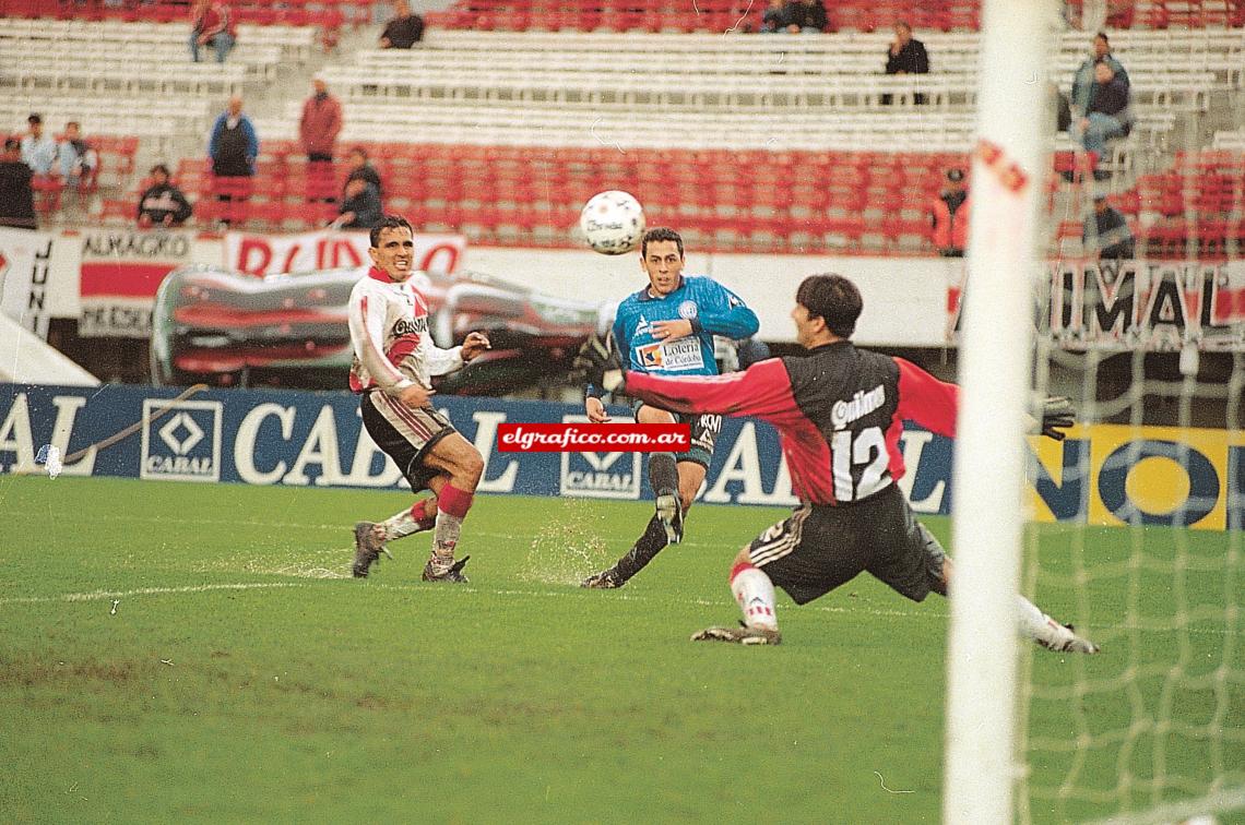 Imagen Minuto 89, una postal de la desorientación defensiva de River. Sarabia quiso salir jugando y se la robó Montenegro, quien puso el 4-3. 