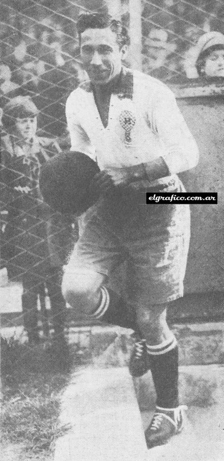 Imagen El popular Negro Pratto luciendo la camiseta de Huracán, que durante tanto tiempo defendió, formando con Nóbile una excelente pareja. 