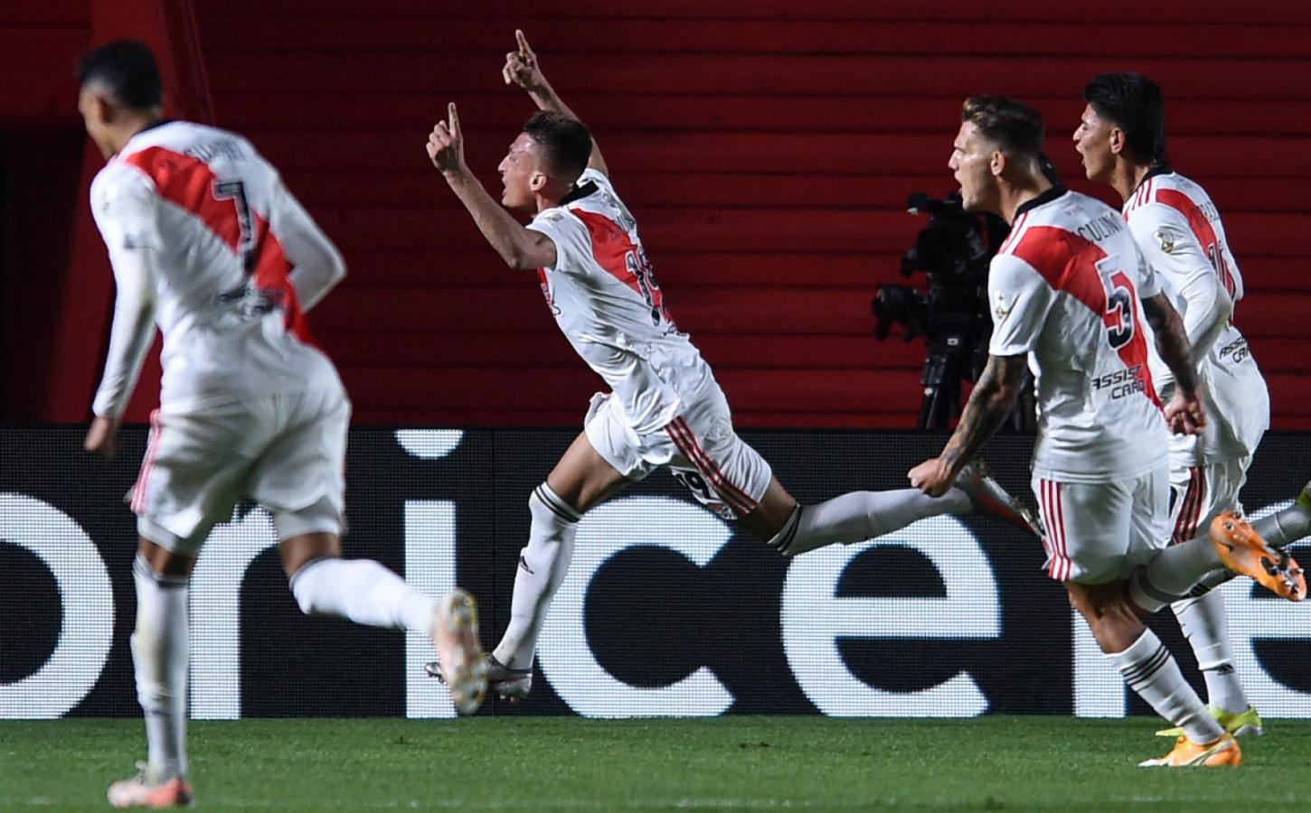 Braian Romero celebra su primer gol en River, el 1-0 en la noche de La Paternal. Foto: Marcelo Endelli / POOL / AFP