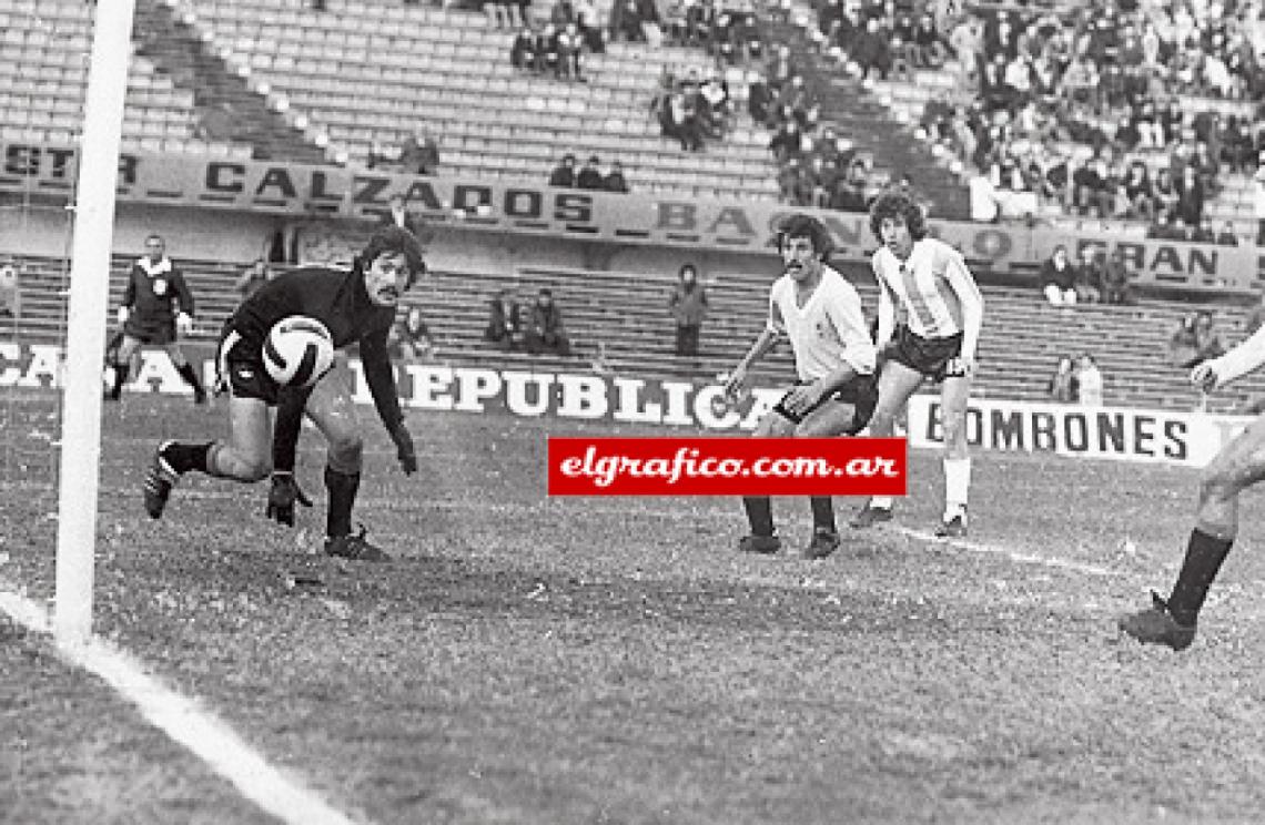 Imagen Gol contra Uruguay, en su debut con la Mayor (3-2 y dos gritos).