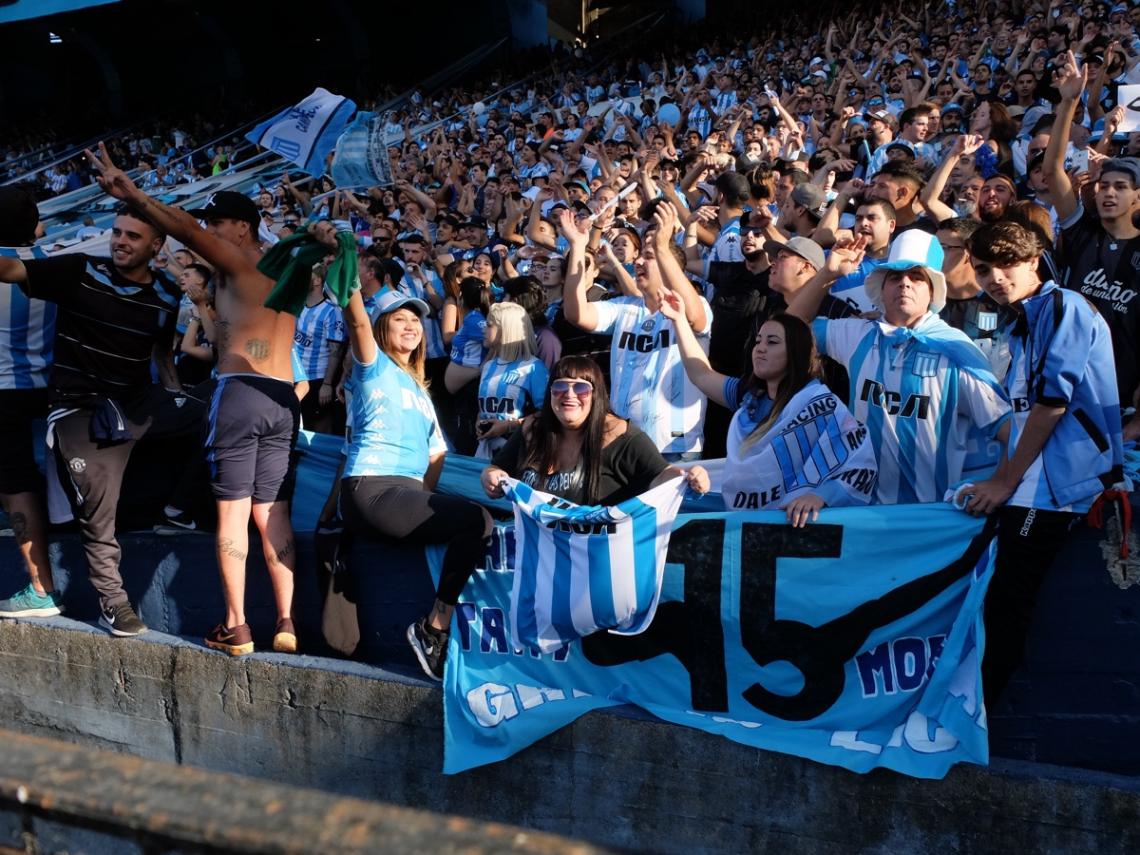 Imagen Las chicas en primera fila. La gente de Racing colmó el Cilindro para celebrar.