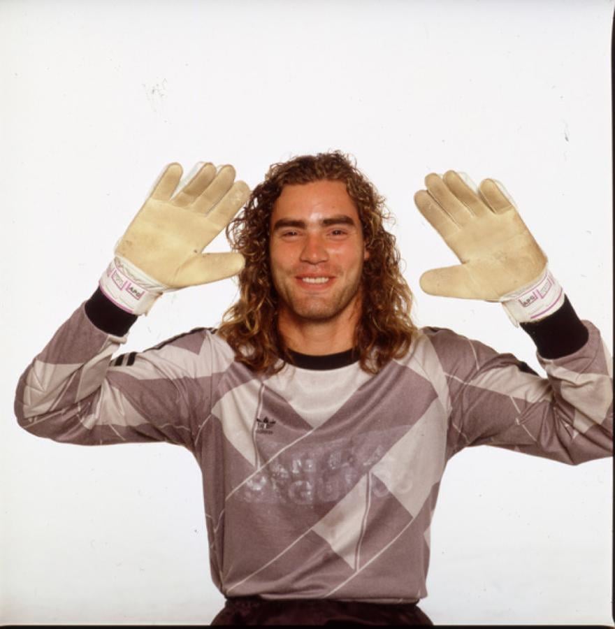 Imagen Nacho González con su pelo largo, en una producción de El Gráfico.