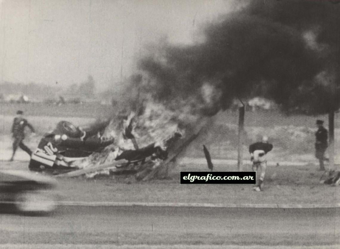 Imagen Viale, de espaldas, termina de sacudirse. Ahora son dos los que se ven. No es que hayan llegado tarde, sino que todo lo que relatamos ocurrió en escasos segundos. 