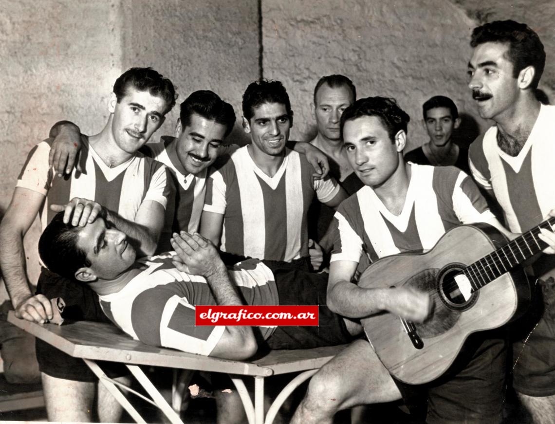 Verdadera primicia valiosa fue esta foto, sacada antes del partido. Méndez, que haría los tres goles, oyó aquello de que "otra cosa es con guitarra..." Lo rodean Ricardo, Muilos, Sastre, Perucca, Dezorzi, Loustau y Colombo.