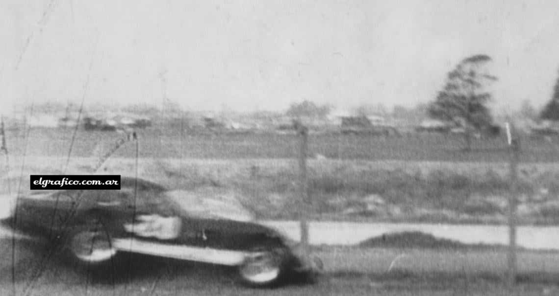 1 El coche de Atilio Viale ha derrapado a la salida del curvón, y en esta primera fotografía se aprecia el momento en que embiste el alambrado. El golpe lo hará levantarse de cola.