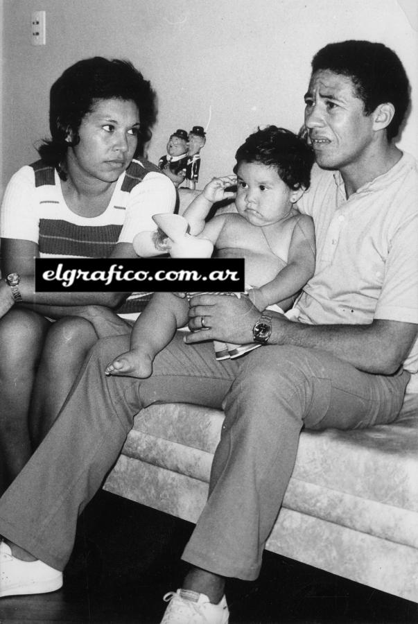 Imagen El capitán centralista, José Jorge González, en la intimidad del hogar junto a su esposa e hija. 