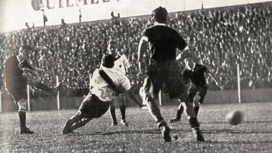 SASTRE ha aprovechado, con gran noción de la oportunidad, un rechazo de Bosio, y su shot bajo escapará a la vigilancia del goalkeeper local, quedando así sancionado el primer tanto de los rojos, conseguido en el período inicial. A los pies de Sastre