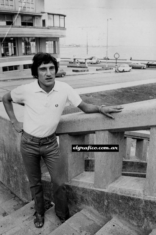 Este señor Glaria —así, sin acento— es casado y padre de un hijo. Además se construyó la casa —y no es una metáfora— con sus propias manos. Y además es el marcador de punta Izquierda de San Lorenzo, que entró muchas veces en lugar de Villar... "¡Y sabe qué orgullo es para mí decir que soy suplente de Sergio!... Eso es una distinción, ¿no es cierto? ..."