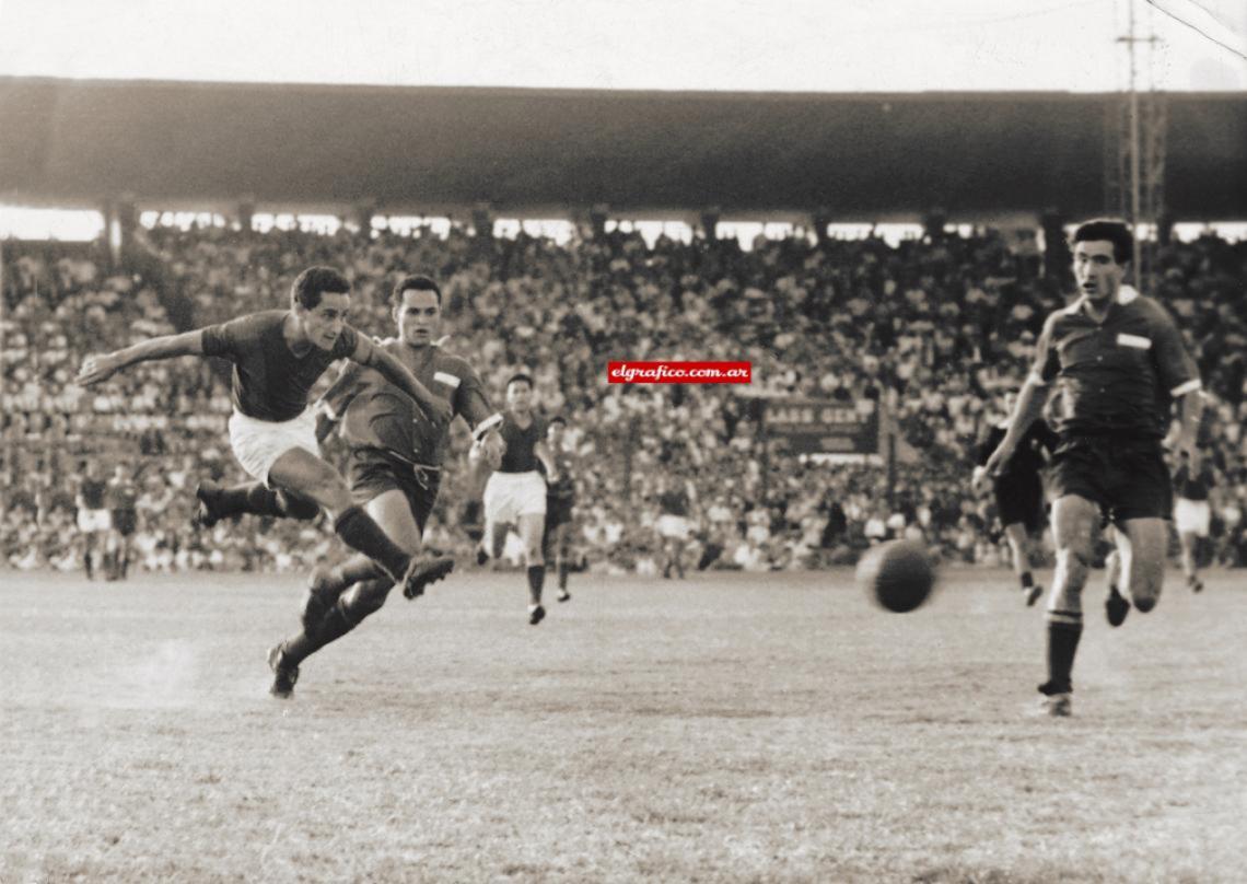 Imagen Gol clave de Sanfilippo ante Independiente en Avellaneda. Fue en la fecha 17 del torneo de 1959 ganó el Cuervo 3-2.