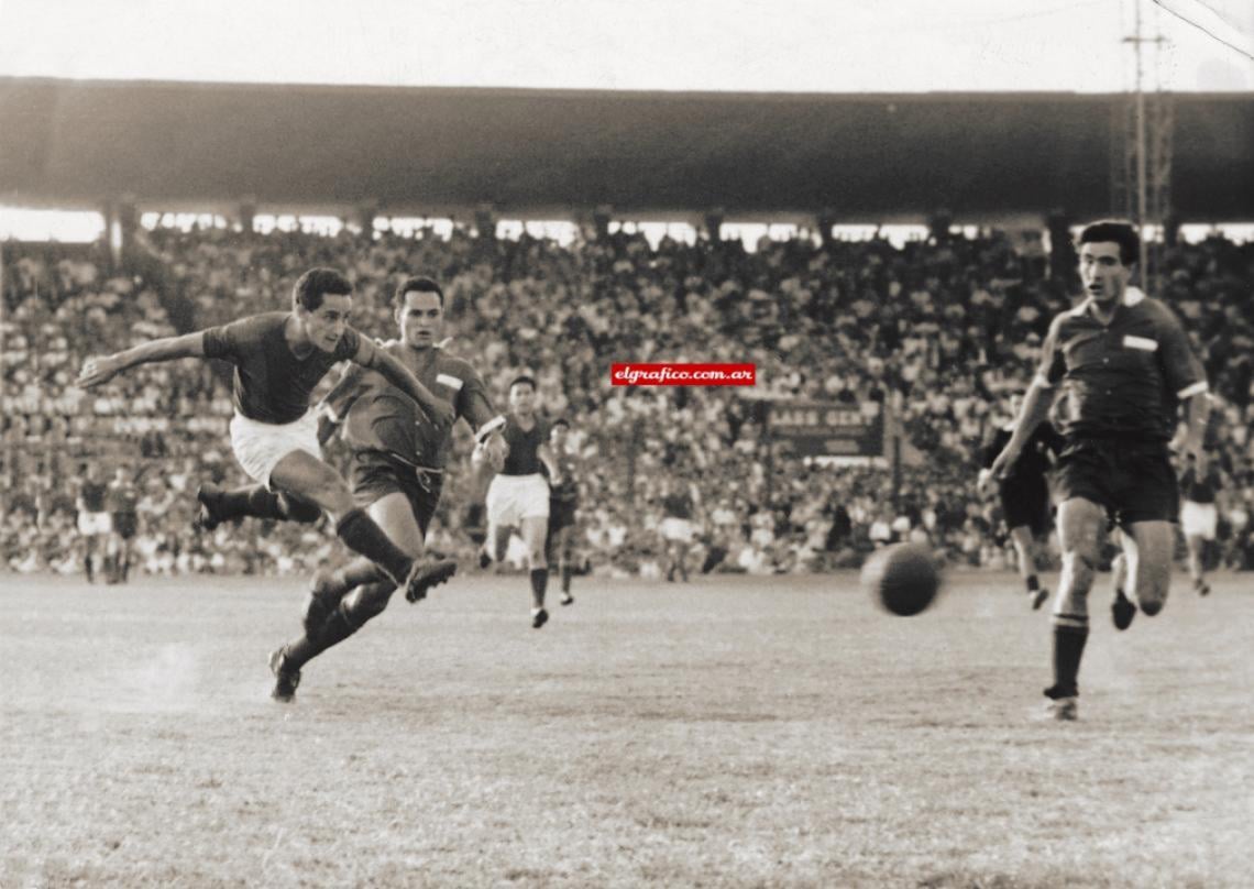 Imagen Gol clave de Sanfilippo ante Independiente en Avellaneda. Fue en la fecha 17 del torneo de 1959 ganó el Cuervo 3-2.