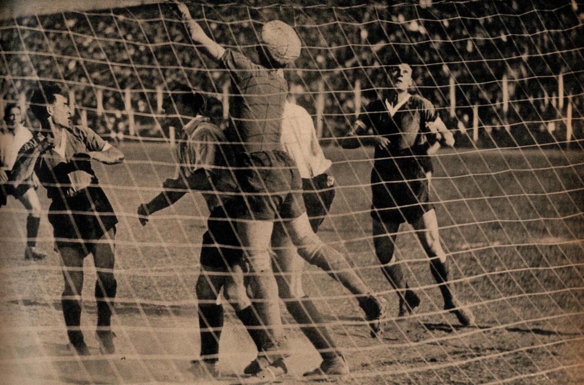 En un córner ejecutado contra Ferrocarril Oeste, el goalkeeper Patrignani ha debido impulsar la pelota chacra arriba con los puños para evitar la acometida de Guaita y Barrera. El desarrollo de las acciones despertó interés en el público: porque hubo momentos en que los dos conjuntos practicaron buen fútbol. Quizá Racing, completo, podría haberse adjudicado la victoria, pero tal como se Jugó se justifica el empate.