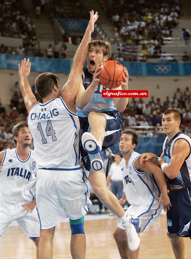 Imagen Nocioni, a toda potencia, contra los italianos en Atenas 2004. Chiacig no lo puede frenar.