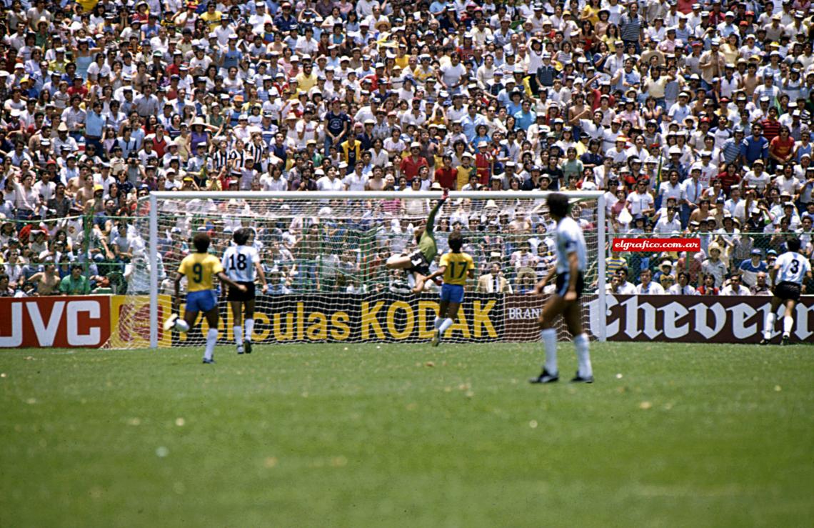 Imagen El vuelo y la atajada en la final del Mundial Juvenil, contra Brasil. Fue la figura del equipo.