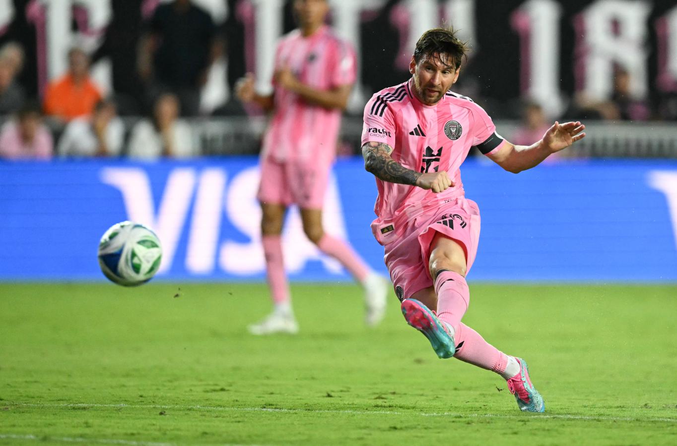 Imagen Leo remata desde afuera del área: sería el 1-0 de Inter Miami.