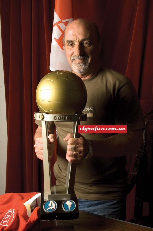 Honor al mérito. El Chivo Pavoni se aferra a un trofeo para el que mucho tuvo que ver.