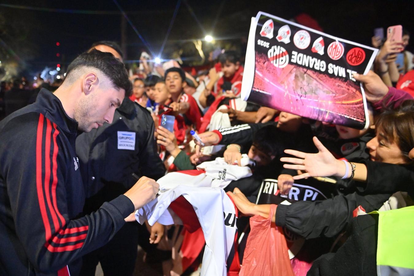 Imagen Gonzalo Montiel firmó autógrafos y se sacó fotos con los hinchas de River.