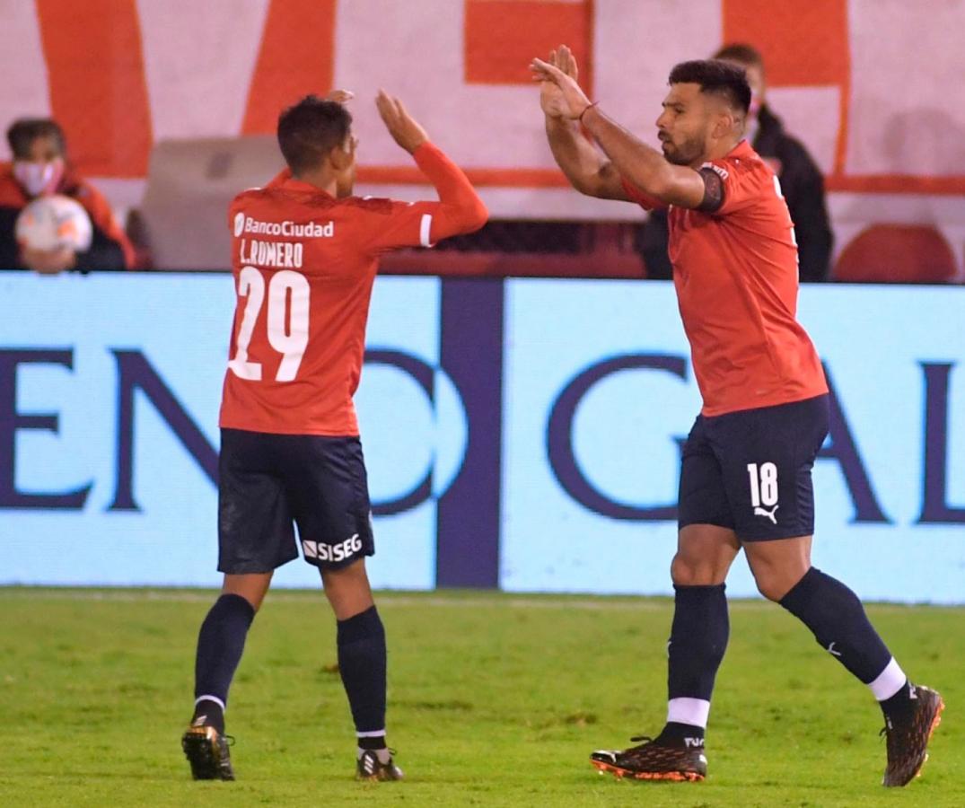 El festejo del Rojo entre los dos Romero. Independiente venció en una cancha que siempre le ha costado mucho. Foto: Alvarez Julian-Telam