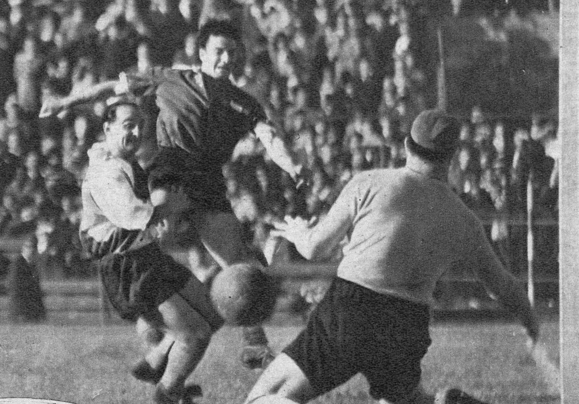 Imagen Entra Grillo esquivando a Yácono, pero Carrizo, de rodillas, se hará de la pelota. El arquero mencionado tuvo varias intervenciones muy felices en los primeros veinte minutos de. juego, en los cuales Independiente estuvo en el ataque. Amadeo impidió el gol adversario en esos instantes de apremio.