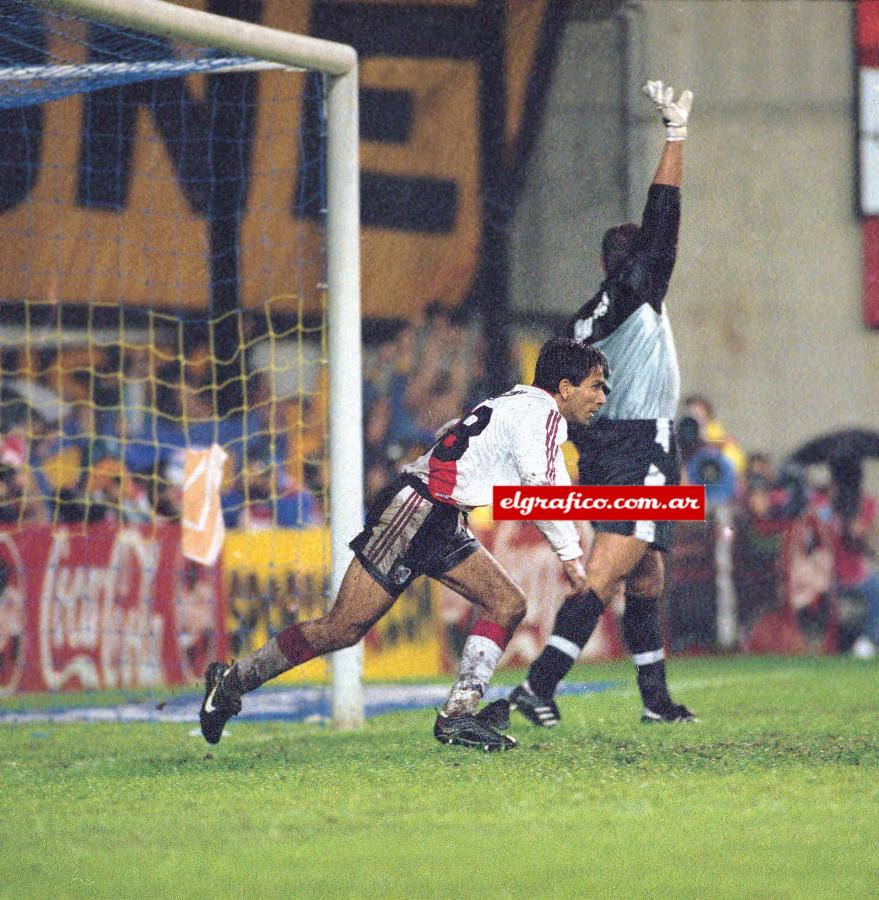 Imagen Como de costumbre, River perdía en la Bombonera el 14 de mayo de 2000. Cuevas entró por Hernán Díaz, a los 11’ del ST, y anotó el empate a 13’ del final.