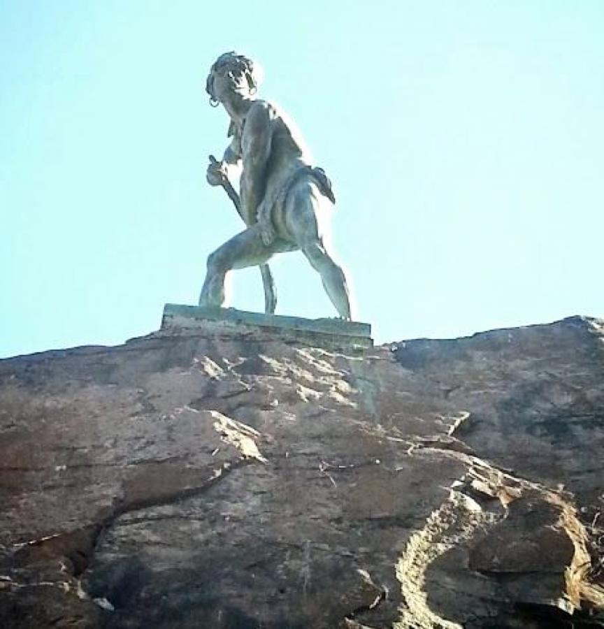 Imagen La estatua de Caupolican, en el cerro Santa Lucía en Santiago de Chile.