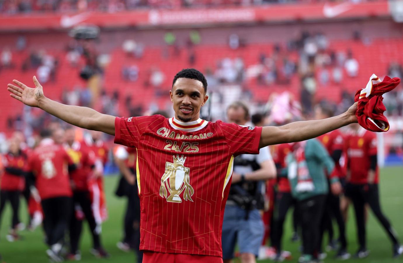 Imagen Alexander-Arnold saluda a los fanáticos tras la obtención de la Premier League.