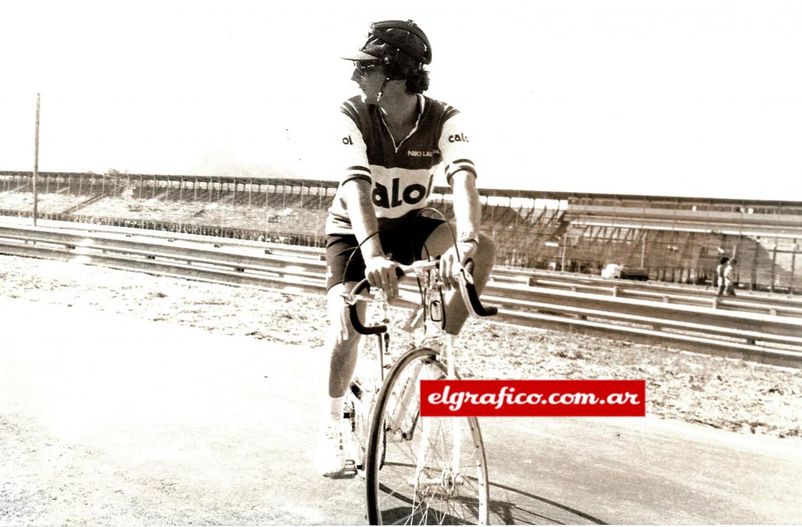 Imagen 1978. Manteniéndose en forma dando vueltas en bicicleta al circuito de Rio de Janeiro.