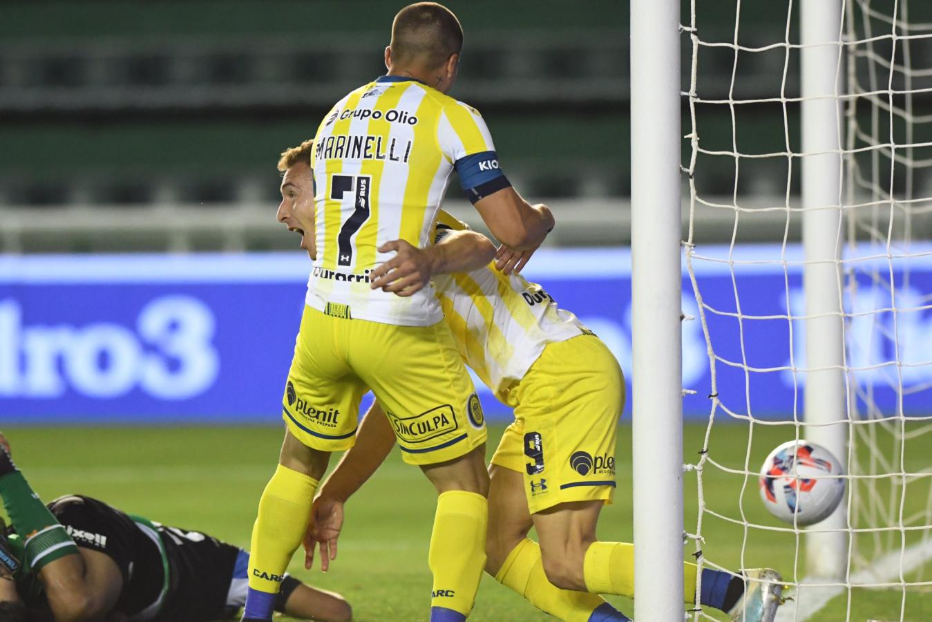 Marco Ruben y Alan Marinelli, los protagonistas del gol del triunfo, celebran la conquista del 9 de Central. Foto: @RosarioCentral