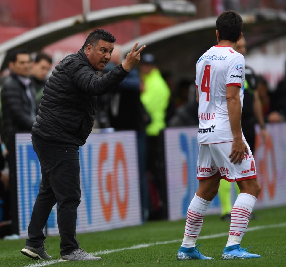 Apuzzo le da indicciones a Araujo