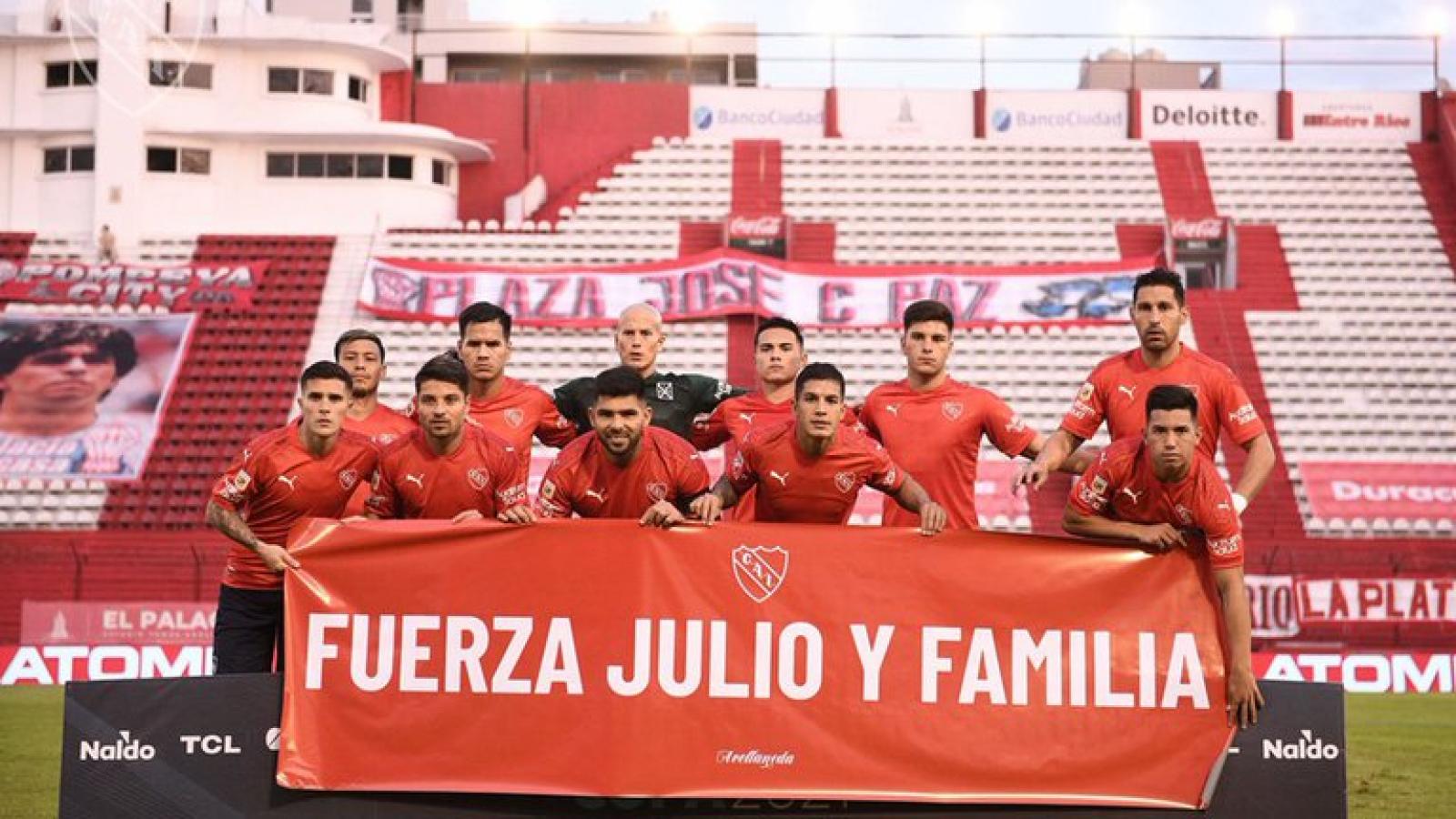Imagen "Fuerza Julio y familia", la bandera de Independiente en apoyo a Falcioni