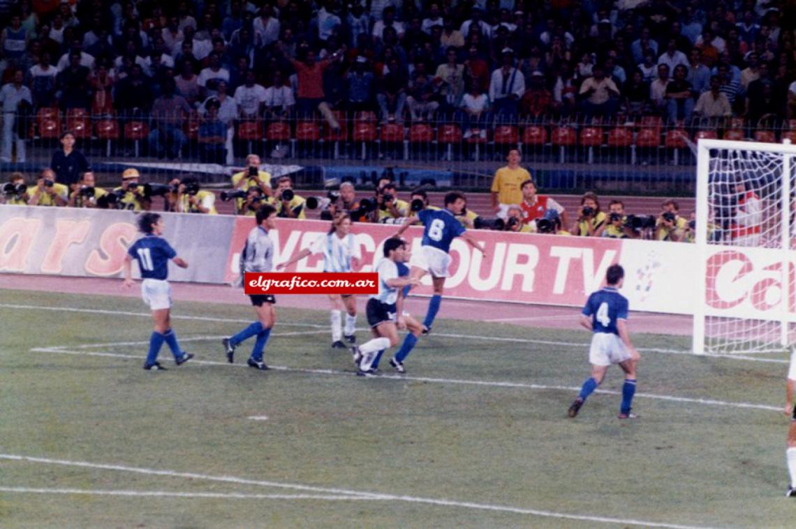 Imagen Nadie puede hacer nada más, el balón entra al arco italiano invicto hasta ese momento. Es el empate argentino frente al dueño de casa.
