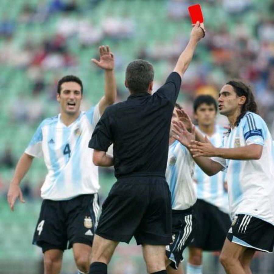 Imagen Debut de Messi en la Selección y temprana expulsión contra Hungría. Scaloni, molesto con la decisión del árbitro