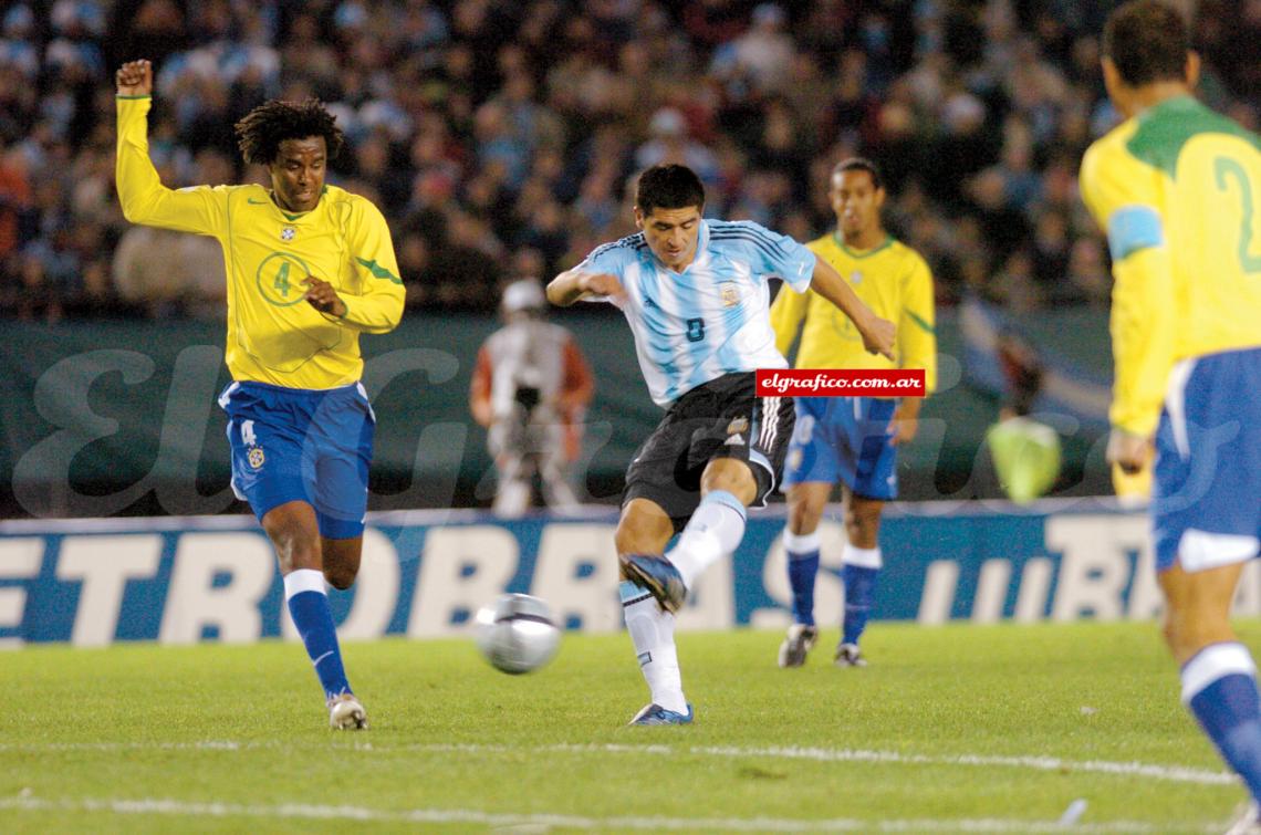 La bomba que hizo explotar al Monumental. Memorable zurdazo de Riquelme a Brasil.
