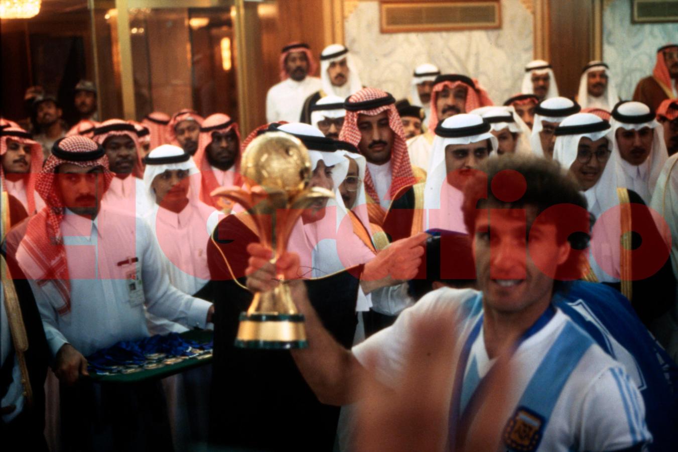 Imagen Oscar Ruggeri alza la Copa Rey Fahd tras vencer a Arabia Saudita. 