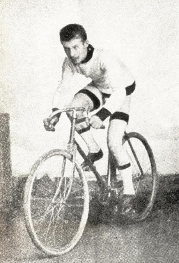 Imagen JUAN Gottland, ganador de la categoría seniors en la segunda Luján-Buenos Aires, disputada en 1898, en 2 horas 28', sobre un total de 68 kilómetros. Debió aceptar en esa oportunidad el desafío de Orencio Pedrós, vencedor de la primera edición de esa clásica competencia ciclista, pero el match no se llevó a efecto.