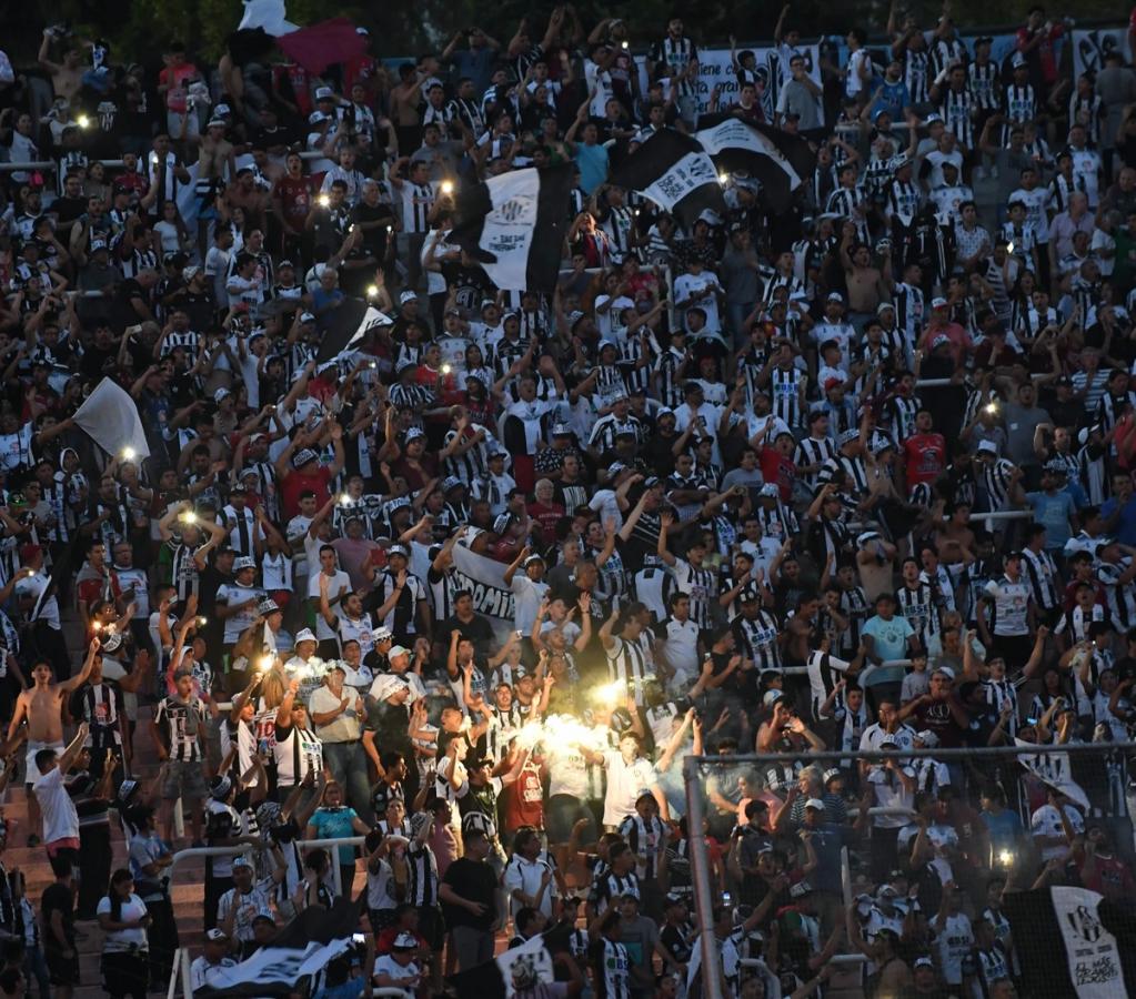 Una multitud llegó a Mendoza desde Santiago del Estero para ver por primera vez al Ferroviario en una final.