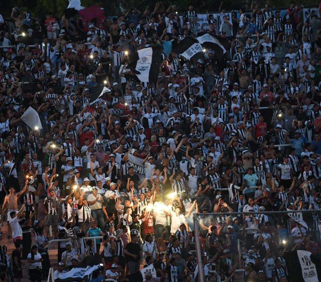 Imagen Una multitud llegó a Mendoza desde Santiago del Estero para ver por primera vez al Ferroviario en una final.