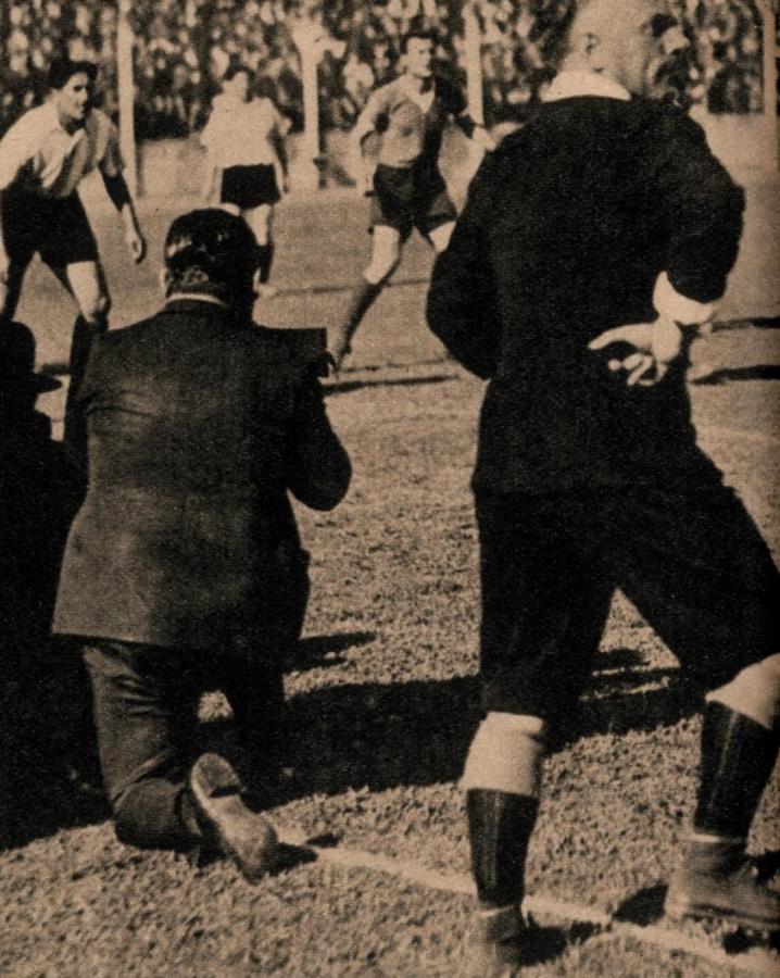 Se va a ejecutar un córner contra Ferrocarril Oeste, y el referee se ubica sobre la línea de gol; pero no detrás del último poste del arco, sino en el lado opuesto. Mr. Caswell impresionó favorablemente.