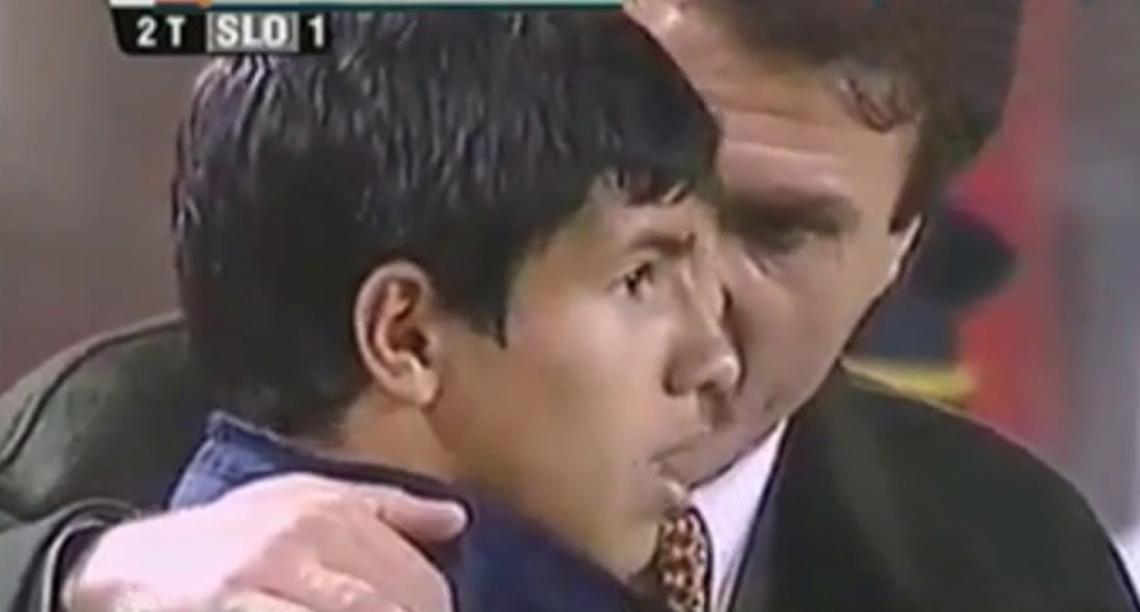 Imagen Agúero mira la cancha, Ruggeri lo motiva. El mas jóven en debutar en el fútbol argentino.