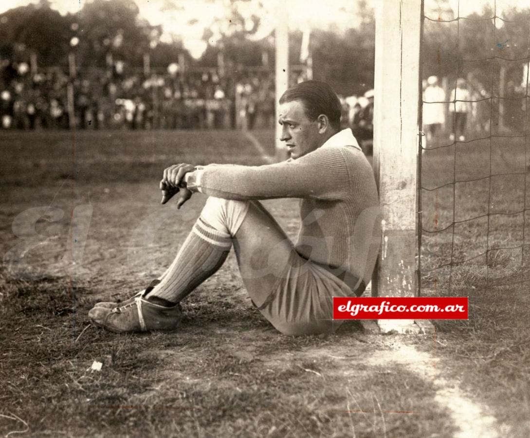 Imagen Profundo conocedor del fútbol y hombre dotado de vasta cultura deportiva, el uruguayo Andrés Mazali fue un arquero excepcional por su agilidad y su destreza, pero impresionó más que nada por sus dotes de atleta completo.