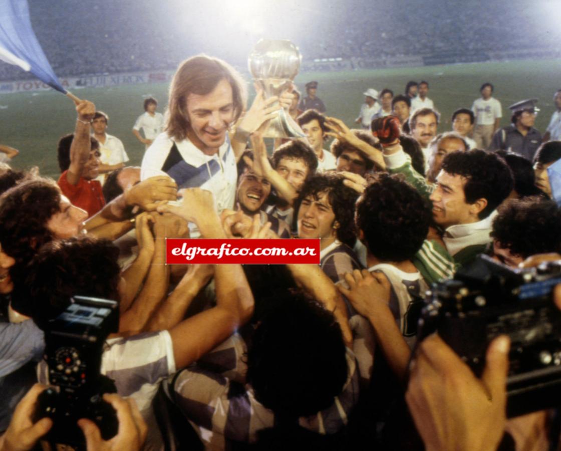 Menotti en andas, celebra el Mundial juvenil de 1979 ganado por Argentina en Japón