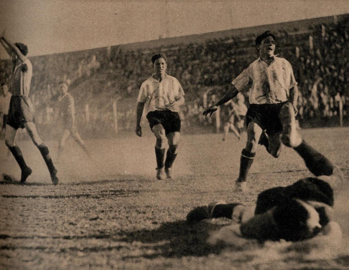Ferrocarril Oeste empata por segunda vez, merced a una hábil jugada de Gandulla, quien aparece al fondo de la foto; el insider, con su reconocida calidad, eludió a Scarcella y a Díaz, poniendo en juego a Borgnia, quien tirando desde cerca, no tuvo inconvenientes para vencer a Novara, que está caído.