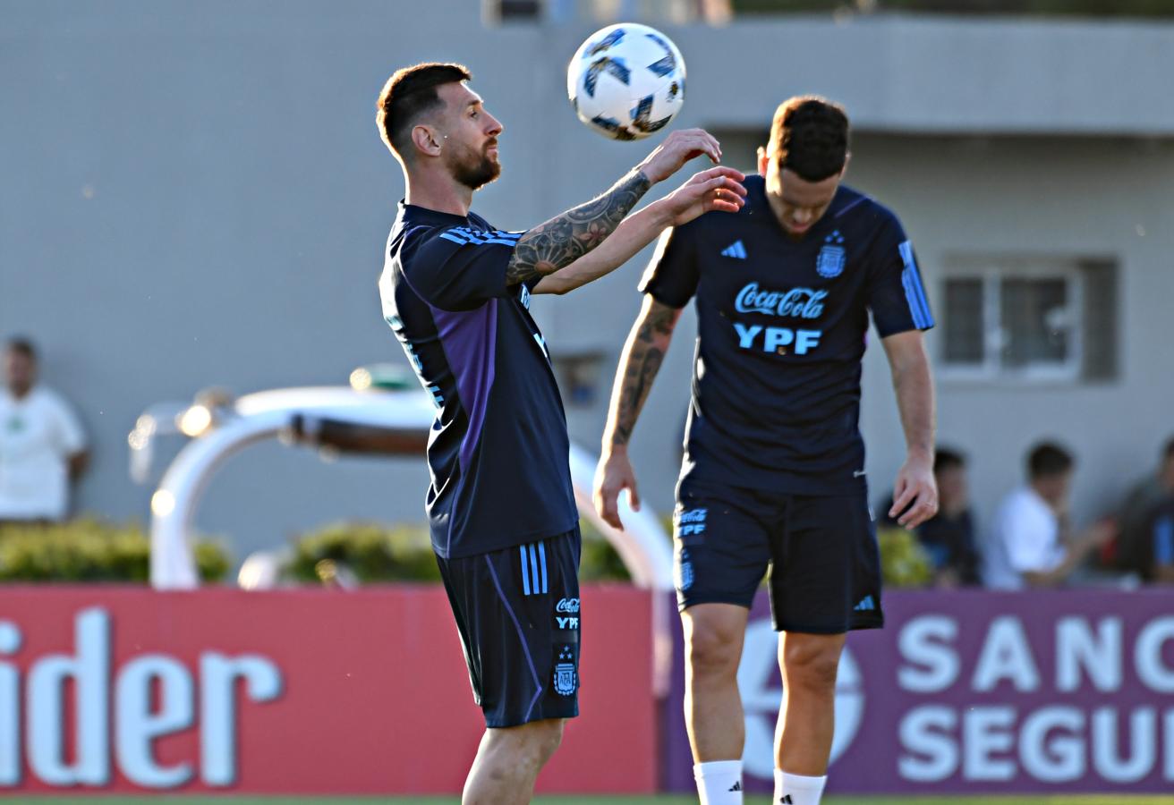 Imagen Lionel Messi se divierte con la pelota en el predio de la AFA.