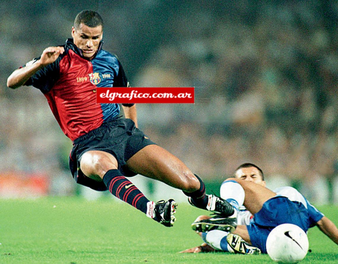 Imagen Rivaldo en el aire. En la cancha, en la vida. En el Barcelona es muy querido, pero la gente extraña a Ronaldo.