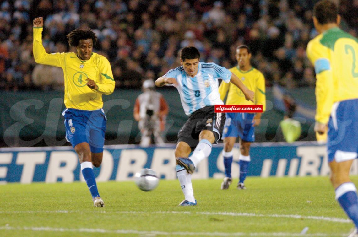 Imagen La Selección de Brasil tambien sufrió la maestría de Román; el mundo futbolero recuerda aquel impresionante 3-1 por Eliminatorias para Alemania 2006: el 10 hizo un golazo de zurda y fue la gran figura.